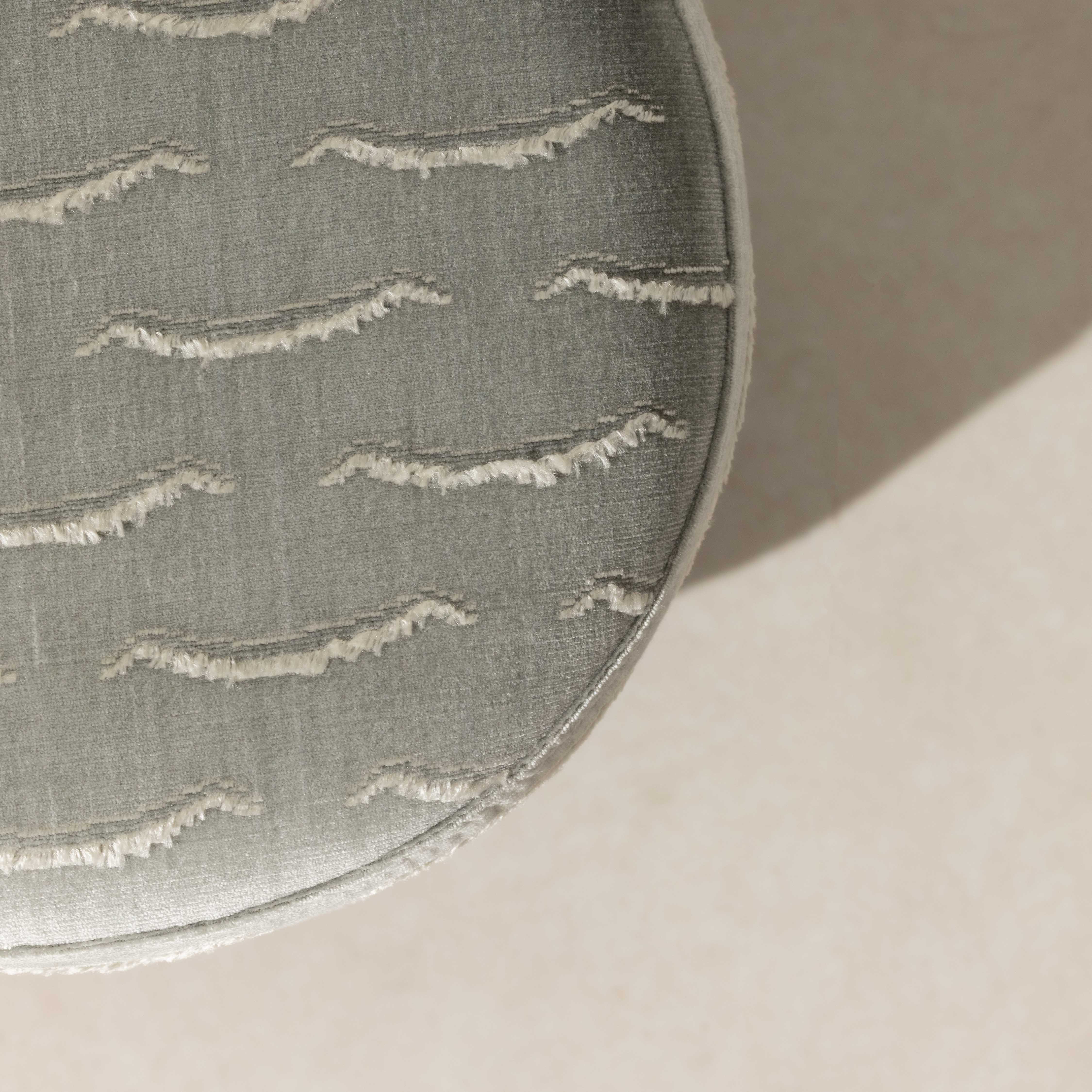 Velvet Pouffe with Walnut Plinth - Nouvelles - Image 4